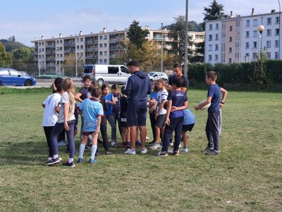 Les élèves de CM2 font du rugby